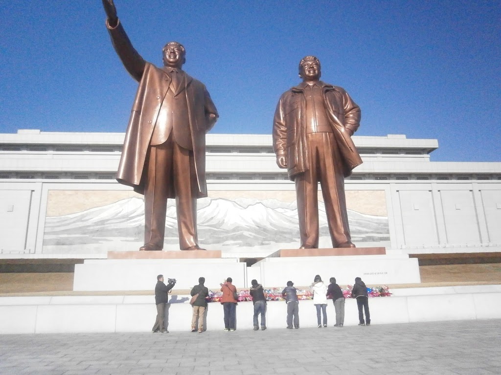 平壌・万寿台の金日成・金正日銅像と「社会主義リアリズム」な彫像たち｜2016年北朝鮮旅行＃5