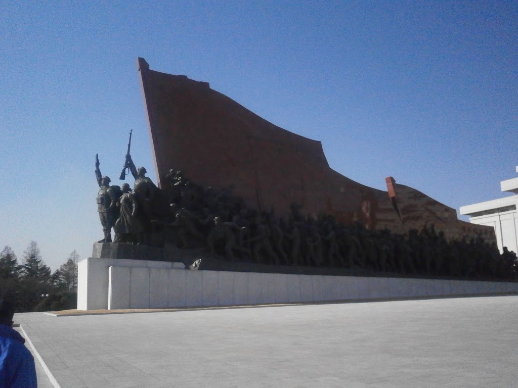 ▲銅像に向かって左サイドは軍服を着た朝鮮人民軍の群れ。 撮影：@fd_a_